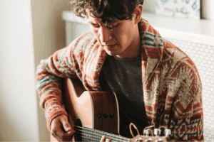 Top 5 des meilleures guitares pour adulte débutant :   choisissez le bon modèle