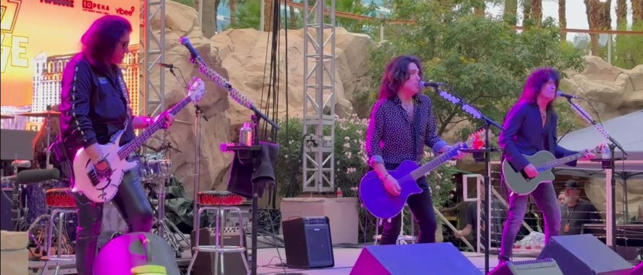 Kiss rend hommage à Ace Frehley lors de (...)