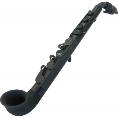Saxofones de plástico